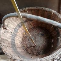 Cesto in vimini vecchio da abbellimento.