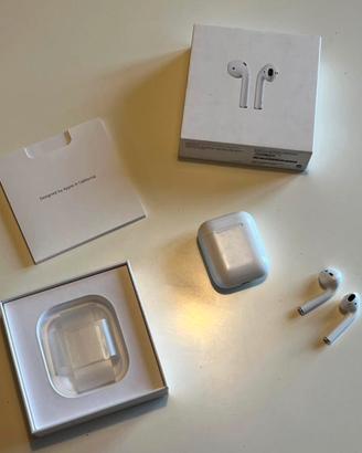 Apple AirPods con custodia