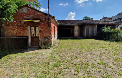 Cascina da ristrutturare