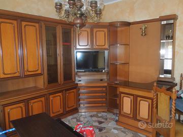 mobile soggiorno in legno con porta TV e ante