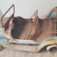 Auto da giostra in metallo (pedali  vintage) latta
