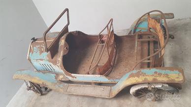 Auto da giostra in metallo (pedali  vintage) latta