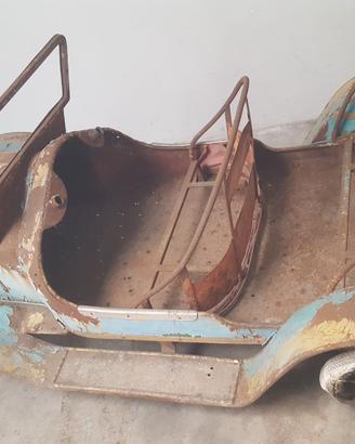 Auto da giostra in metallo (pedali  vintage) latta