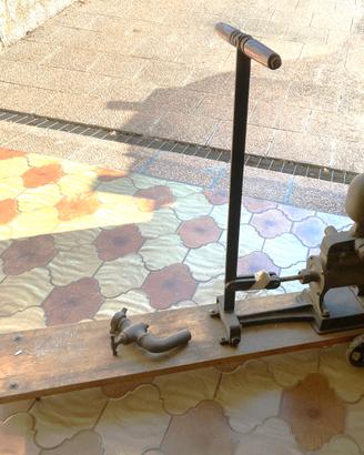 Vecchia pompa di travaso vino