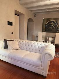 Coppia di Divani Bianchi modello Chesterfield