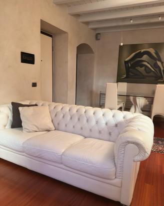 Coppia di Divani Bianchi modello Chesterfield