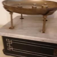 bilancia antica con pesi in ottone