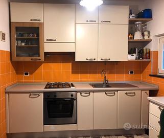 Cucina completa di elettrodomestici 