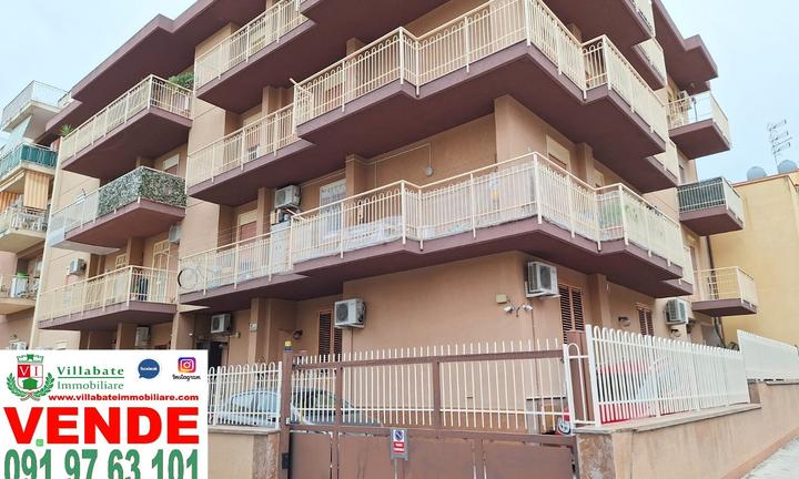 2°Piano luminoso 4 vani 2 ampi balconi