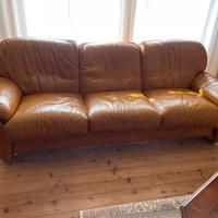 Divano e poltrone in pelle.