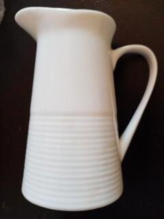 Piccolo bricco da latte in ceramica