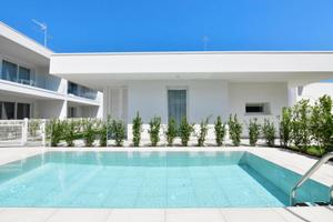 Prestigioso trilocale con piscina