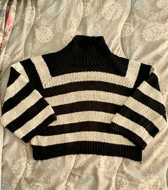 Maglione a crop collo alto a righe