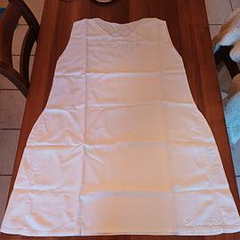 Antica camicia da notte o sottoveste della nonna.