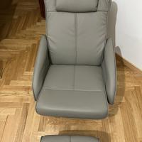 Poltrona con poggia piedi