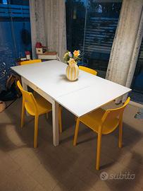 Tavolo IKEA allungabile bianco + 4 sedie gialle