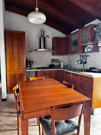 Cucina con tavolo allungabile e sedie