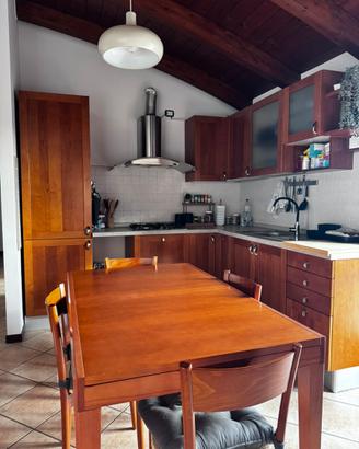 Cucina con tavolo allungabile e sedie