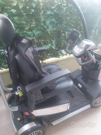 Motociclo per disabili a 4 ruote con copertura