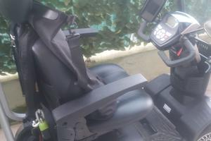 Motociclo per disabili a 4 ruote con copertura
