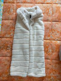 Gilet in pelliccia sintetica con cappuccio 