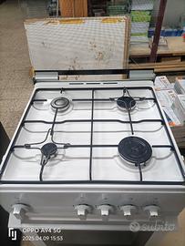 CUCINA A GAS 4 FUOCHI E FORNO