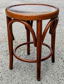 Sediolino in legno lavorato a mano.