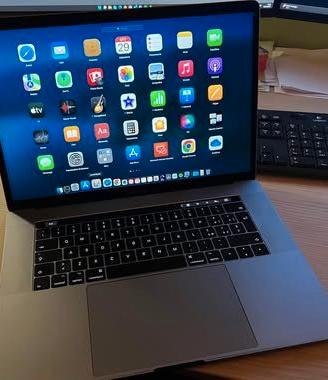 MacBook Pro 15" 2018 i7 Touchbar