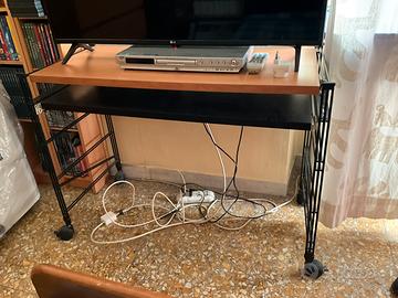 Scrivania con rotelle e mensola estraibile