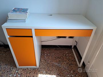 Scrivania Ikea Micke moderna bianca e arancione