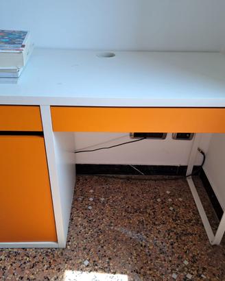 Scrivania Ikea Micke moderna bianca e arancione