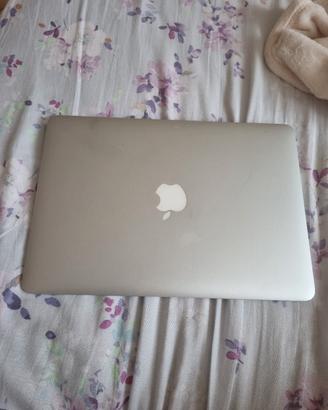 Apple MacBook Air 13" (Intel Core i5, 8GB RAM)