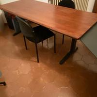 Scrivania in legno con penisola