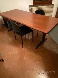 Scrivania in legno con penisola