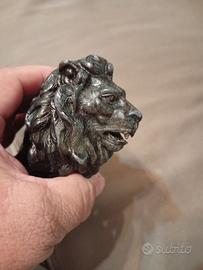 due sculture di metallo 