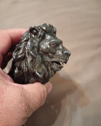 due sculture di metallo 