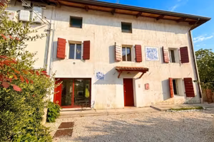 CASA INDIPENDENTE CON DUE APPARTAMENTI E GIARDINO