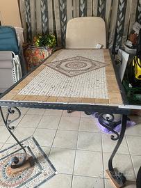Tavolo ferro battito con mosaico in travertini