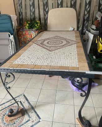 Tavolo ferro battito con mosaico in travertini