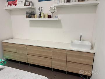 Mobiletto completo con lavandino e rubinetto