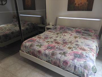 Letto matrimoniale con cuscini a spalliera e led