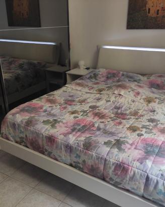 Letto matrimoniale con cuscini a spalliera e led