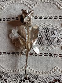 Graziosa rosa anticata in metallo