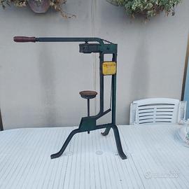 Tappatrice a mano per tappi in sughero