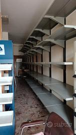 scaffalature per negozio. 