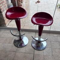 Set 2 sgabelli rossi con poggiapiedi