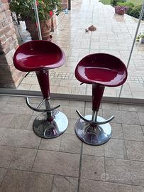 Set 2 sgabelli rossi con poggiapiedi