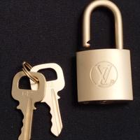 Louis Vuitton lucchetto color oro satinato 