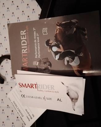 Giubbotto, casco per andare a cavallo