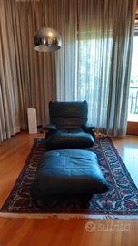 Poltrona e pouf neri in pelle